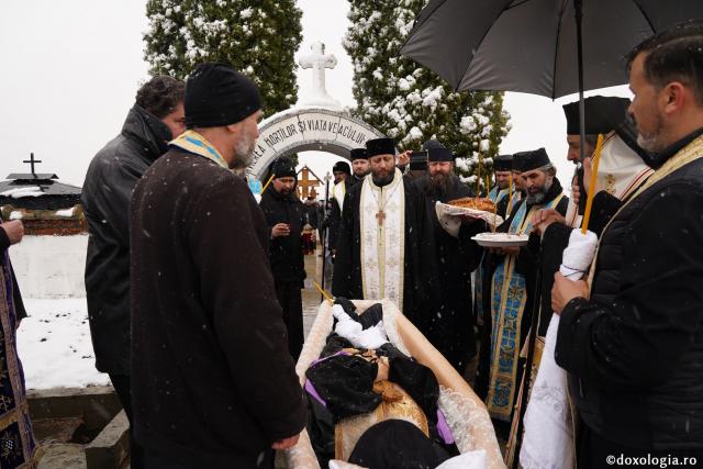 (Foto) Părintele protosinghel Nifon, „omul cel odihnitor”, a fost înmormântat la Mănăstirea Cetăţuia