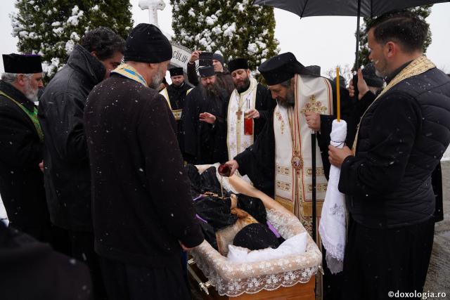 (Foto) Părintele protosinghel Nifon, „omul cel odihnitor”, a fost înmormântat la Mănăstirea Cetăţuia