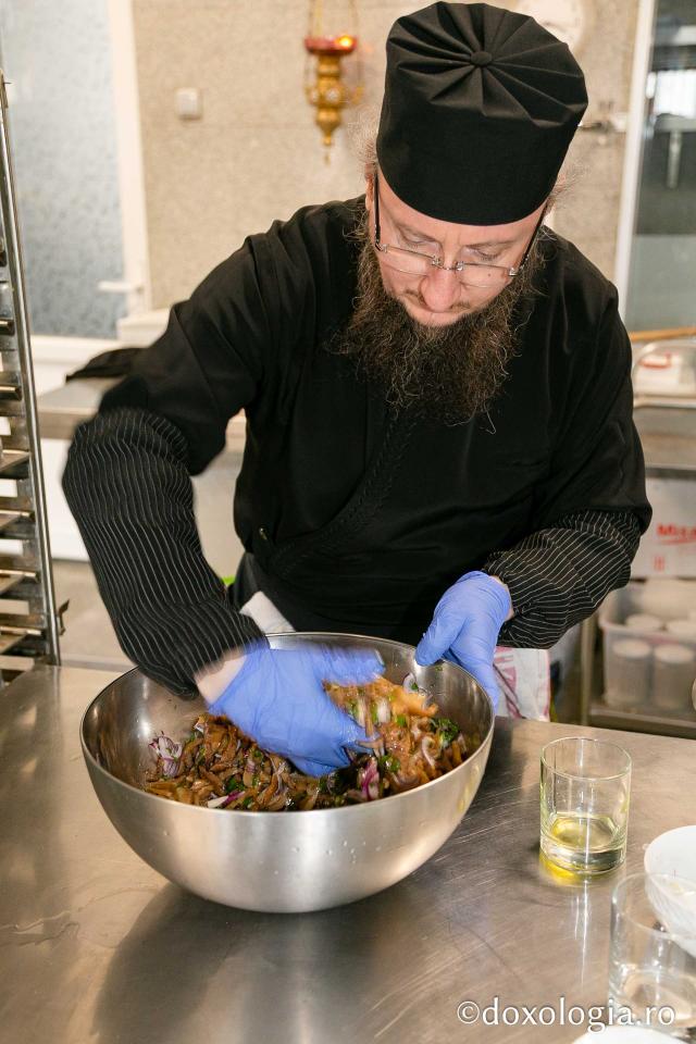 (Foto) Din bucătăria Mănăstirii Sihăstria: Novac la cuptor pe pat de urzici și salată de râșcovi marinați