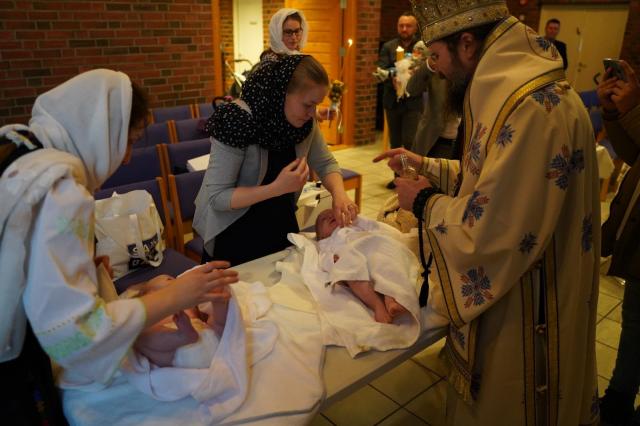 (Foto) Taina Botezului oficiată în Oslo de către Preasfințitul Părinte Macarie