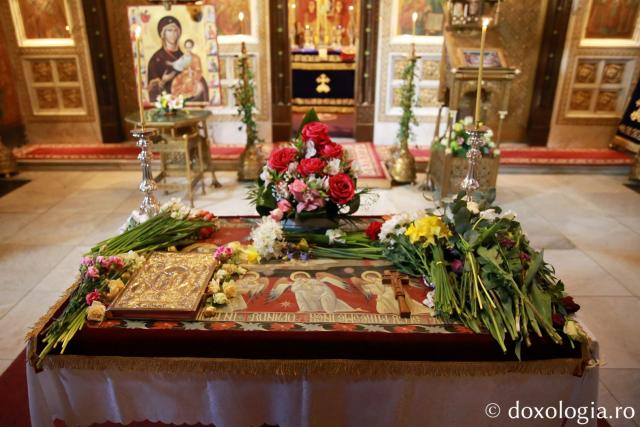 (Foto) „În mormânt, Viață...” – Fragmente din slujba Prohodului la Catedrala mitropolitană și la mănăstirea Sfinții Trei Ierarhi din Iași, 2021