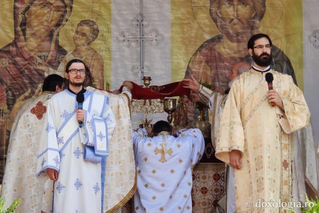 (Foto) Sfânta Liturghie oficiată cu prilejul hramului Parohiei „Sfântul Ioan – Domnesc” din Piatra Neamț