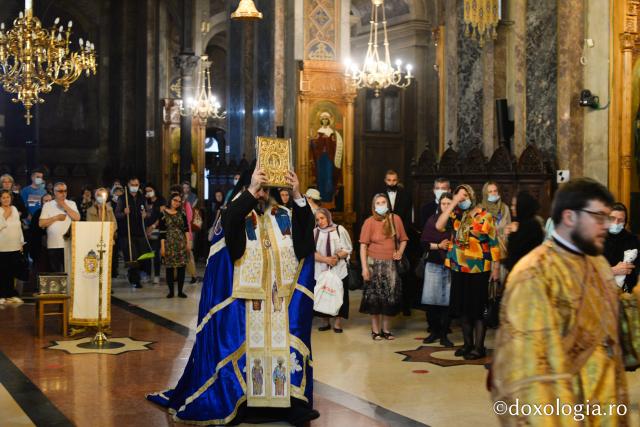 (Foto) Slujba Privegherii, oficiată la Catedrala Mitropolitană din Iași în cinstea Ocrotitoarei Moldovei