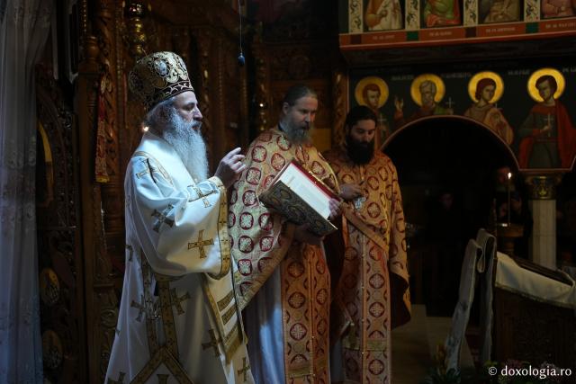 (Foto) Sfânta Liturghie arhierească și dezvelirea unei plăci omagiale în cinstea Mitropolitului georgian Iona Ghedevanişvili – Mănăstirea Pângărați