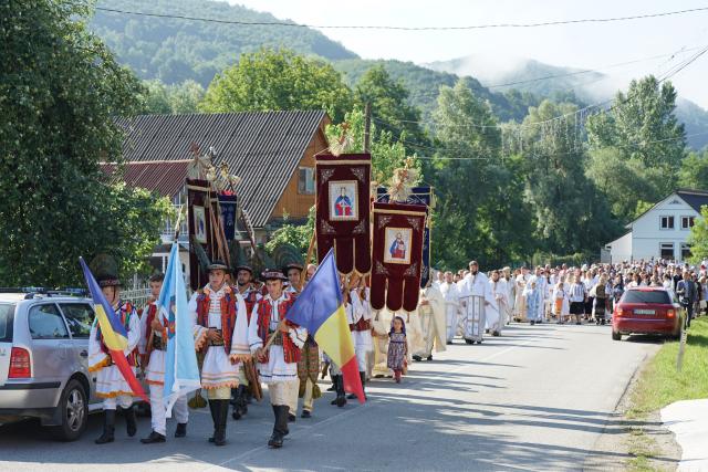 (Foto) Duminica a 6-a după Rusalii: PS Macarie a slujit în biserica din satul său natal