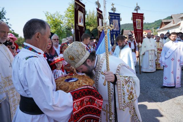 (Foto) Duminica a 6-a după Rusalii: PS Macarie a slujit în biserica din satul său natal