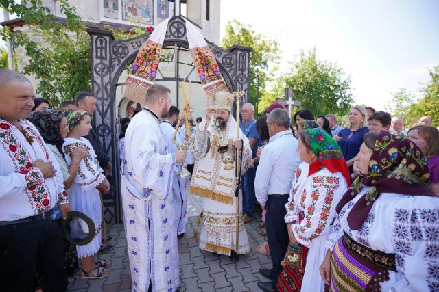 (Foto) Duminica a 6-a după Rusalii: PS Macarie a slujit în biserica din satul său natal