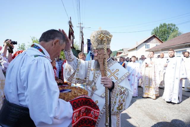 (Foto) Duminica a 6-a după Rusalii: PS Macarie a slujit în biserica din satul său natal