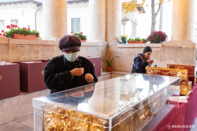 (Foto) Moaștele Sfântului Dimitrie cel Nou au fost scoase spre închinare în pridvorul Catedralei Patriarhale