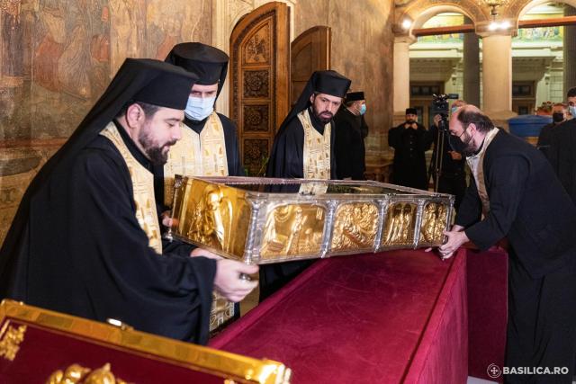 (Foto) Moaștele Sfântului Dimitrie cel Nou au fost scoase spre închinare în pridvorul Catedralei Patriarhale