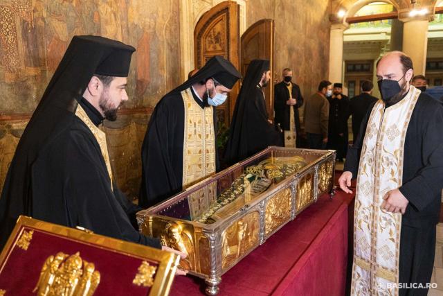 (Foto) Moaștele Sfântului Dimitrie cel Nou au fost scoase spre închinare în pridvorul Catedralei Patriarhale