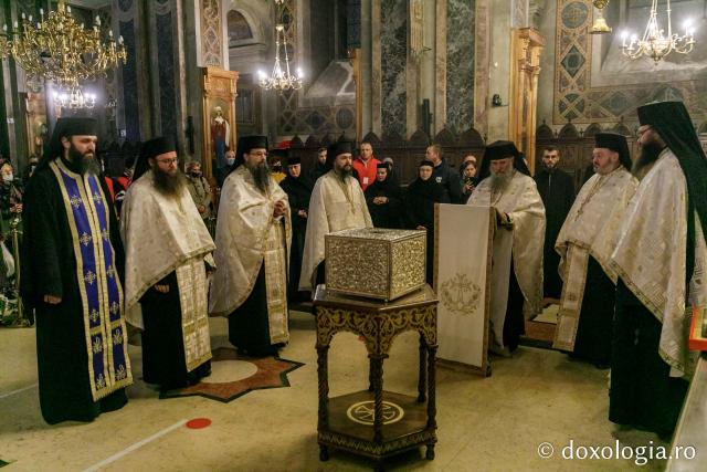 (Foto) Sfântul Gheorghe Pelerinul și-a luat rămas bun de la ieșeni – se întoarce la Mănăstirea Văratec