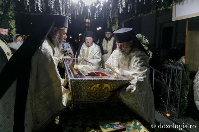 (Foto) Moaștele Sfintei Parascheva au fost așezate în Catedrala Mitropolitană din Iași – 2021