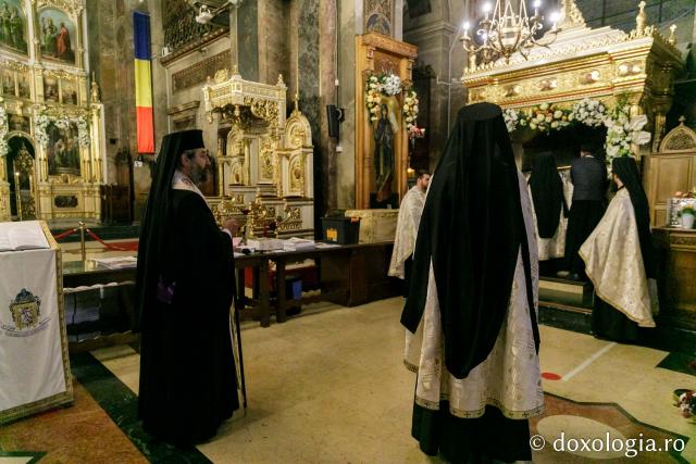 (Foto) Moaștele Sfintei Parascheva au fost așezate în Catedrala Mitropolitană din Iași – 2021