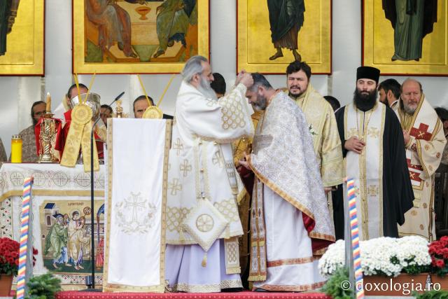 (Foto) Patru familii primesc „Crucea Moldavă”, în contextul Anului omagial al pastoraţiei românilor din afara României