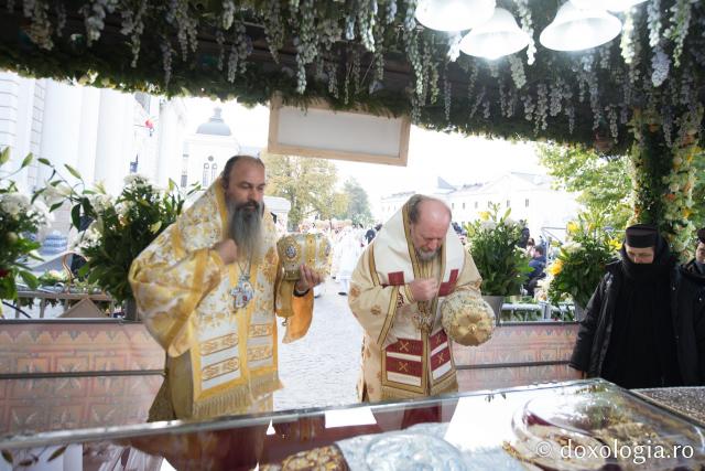 (Foto) Ierarhi slujitori la Sfânta Liturghie a Hramului Sfintei Cuvioase Parascheva – 2021