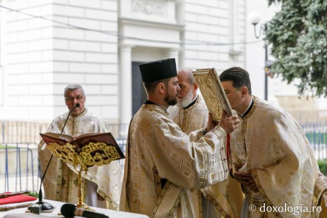 (Foto) Liturghie în aer liber alături de pelerinii Sfintei Parascheva