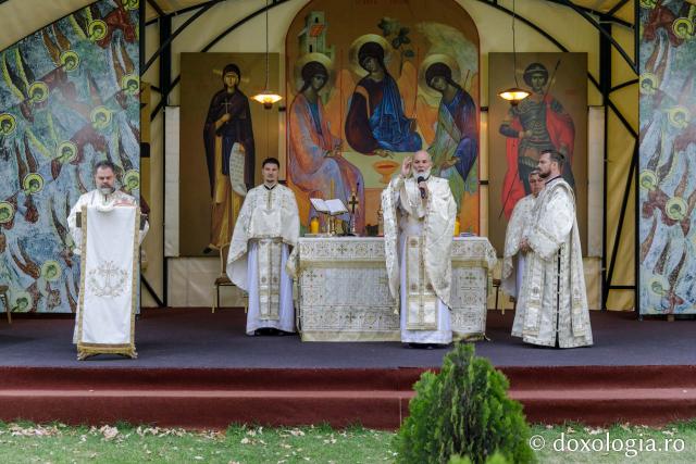 (Foto) Liturghie în aer liber alături de pelerinii Sfintei Parascheva