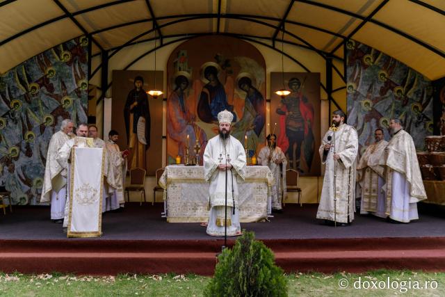 (Foto) Sfânta Liturghie în imagini – 13 octombrie la Catedrala Mitropolitană din Iași