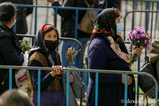 (Foto) Cu mic, cu mare... în duh de rugăciune la racla Cuvioasei Parascheva