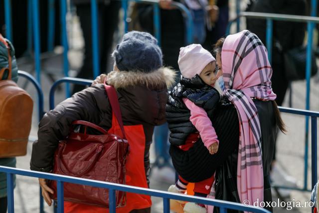 (Foto) Cu mic, cu mare... în duh de rugăciune la racla Cuvioasei Parascheva