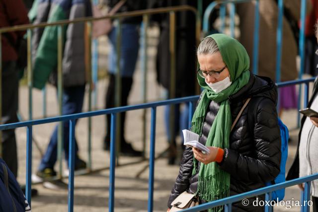 (Foto) Cu mic, cu mare... în duh de rugăciune la racla Cuvioasei Parascheva