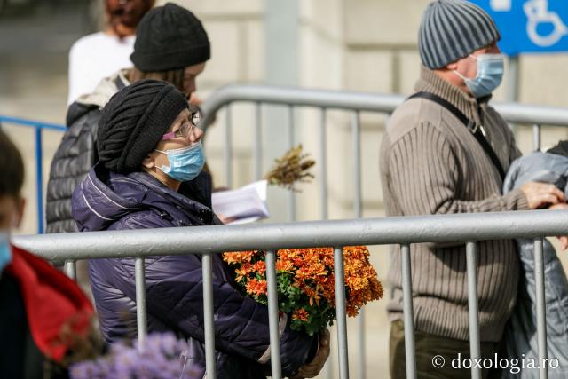 (Foto) Cu mic, cu mare... în duh de rugăciune la racla Cuvioasei Parascheva