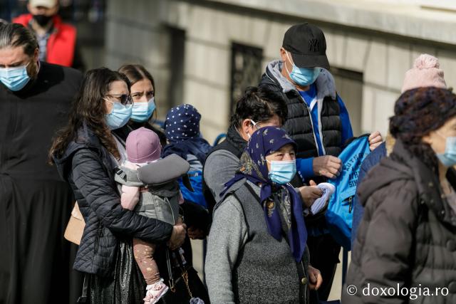 (Foto) Cu mic, cu mare... în duh de rugăciune la racla Cuvioasei Parascheva