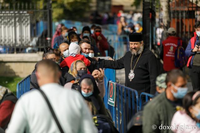 (Foto) Cu mic, cu mare... în duh de rugăciune la racla Cuvioasei Parascheva