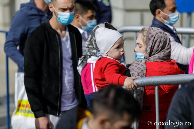 (Foto) Cu mic, cu mare... în duh de rugăciune la racla Cuvioasei Parascheva