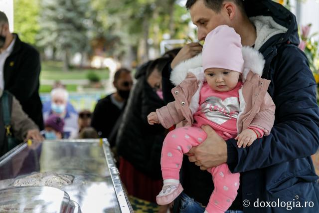 (Foto) Cu mic, cu mare... în duh de rugăciune la racla Cuvioasei Parascheva