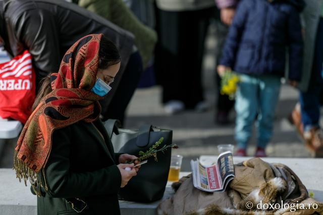 (Foto) Cu mic, cu mare... în duh de rugăciune la racla Cuvioasei Parascheva