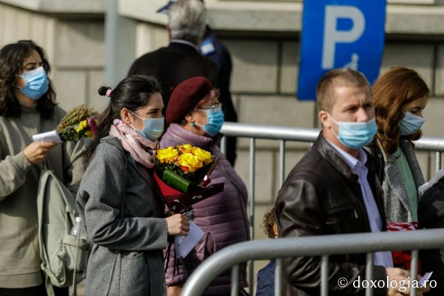 (Foto) Cu mic, cu mare... în duh de rugăciune la racla Cuvioasei Parascheva