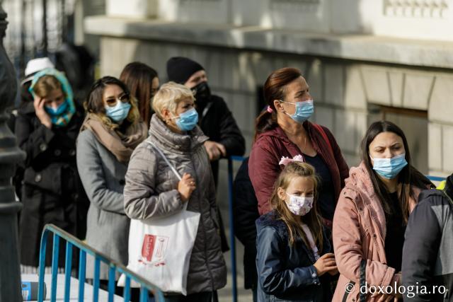 (Foto) Cu mic, cu mare... în duh de rugăciune la racla Cuvioasei Parascheva