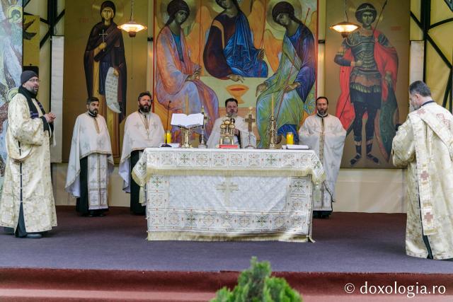 (Foto) Bucuria din spatele măștii – închinători la Sfânta Parascheva și la Sfântul Gheorghe Pelerinul