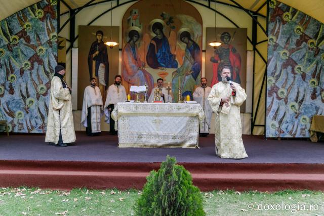 (Foto) Bucuria din spatele măștii – închinători la Sfânta Parascheva și la Sfântul Gheorghe Pelerinul