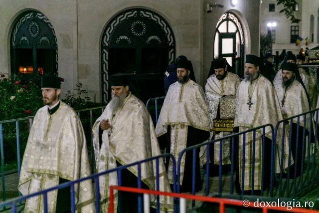 (Foto) Procesiunea scoaterii spre închinare a moaștelor Sfintei Cuvioase Parascheva – 2021