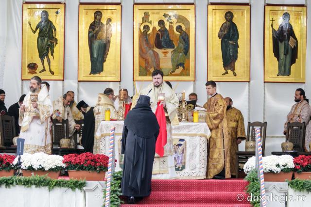 (Foto) Iașul, în veșmânt de sărbătoare – Sfânta Liturghie a Hramului Cuvioasei Parascheva – 2021