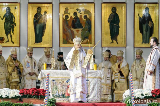 (Foto) Iașul, în veșmânt de sărbătoare – Sfânta Liturghie a Hramului Cuvioasei Parascheva – 2021