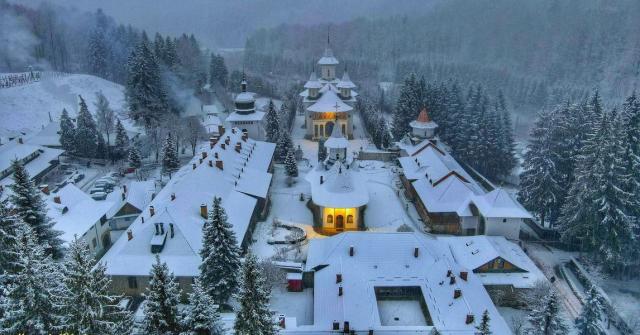 (Foto) Ninge ca-n povești la Mănăstirea Sihăstria