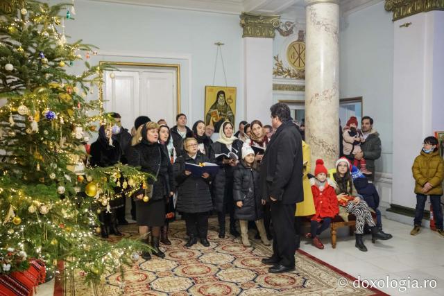 (Foto) Corul „Sanctus” – Colindători la Reședința Mitropolitană 2021