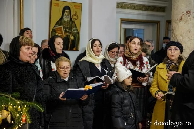 (Foto) Corul „Sanctus” – Colindători la Reședința Mitropolitană 2021