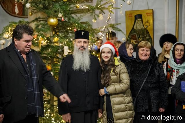 (Foto) Corul „Sanctus” – Colindători la Reședința Mitropolitană 2021