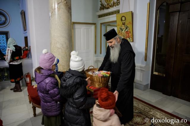 (Foto) Corul „Sanctus” – Colindători la Reședința Mitropolitană 2021