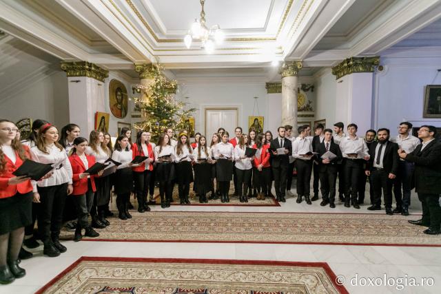(Foto) „Prietenii Sfinților Trei Ierarhi” – Colindători la Reședința Mitropolitană 2021