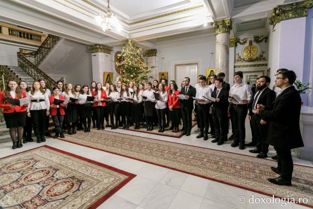 (Foto) „Prietenii Sfinților Trei Ierarhi” – Colindători la Reședința Mitropolitană 2021