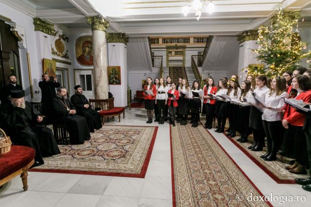 (Foto) „Prietenii Sfinților Trei Ierarhi” – Colindători la Reședința Mitropolitană 2021