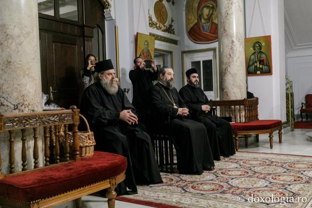 (Foto) „Prietenii Sfinților Trei Ierarhi” – Colindători la Reședința Mitropolitană 2021