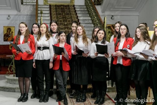 (Foto) „Prietenii Sfinților Trei Ierarhi” – Colindători la Reședința Mitropolitană 2021