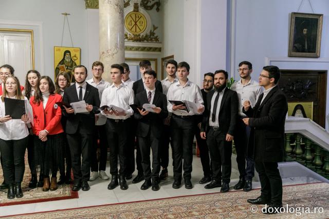 (Foto) „Prietenii Sfinților Trei Ierarhi” – Colindători la Reședința Mitropolitană 2021